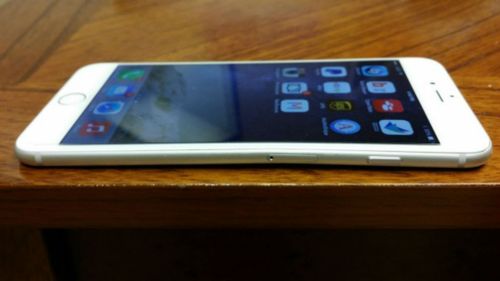 Most of the bends have reportedly occurred while the phone sits in the users' pockets. (Photo: MacRumours/iBoost621) 