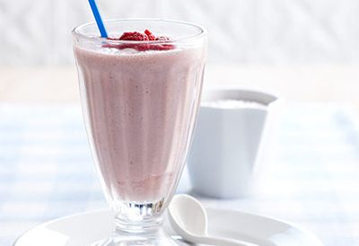 Banana and berry breakfast smoothie