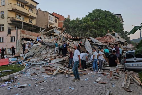 Sindirgi'de bir binanın enkazında kurtarma çalışmaları.