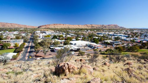 Vista da Anzac Hill lungo Hartley St in una bella giornata invernale ad Alice Springs, Territorio del Nord, l'Australia