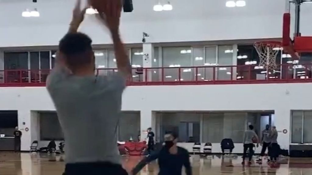 Shooting star: Curry makes 105 straight 3s post-practice