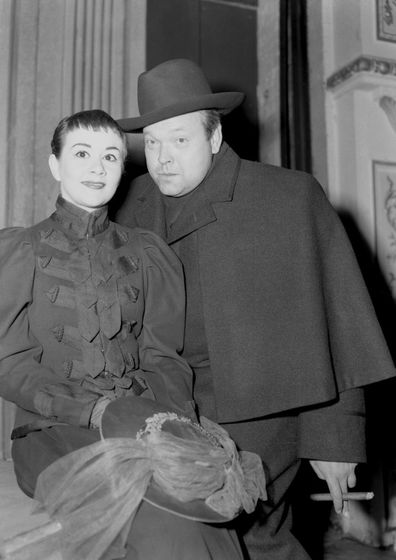 FILE - Orson Welles dan Joan Plowright saat latihan untuk memainkan peran Kapten Ahab yang memiliki bekas luka dalam Moby Dick versi panggungnya sendiri yang akan dibuka di teater Duke of York, di London pada 14 Juni 1955. (Foto AP, File)