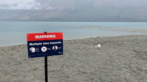 De nouveaux panneaux de danger ont été ordonnés par le conseil du district des lacs de Queenstown à la suite du décès de Linkin Kisling dans le lac Wakatipu, Glenorchy.  Tragiquement, ils ont été achevés et installés vendredi, un jour après qu'un autre nageur se soit noyé au même endroit.