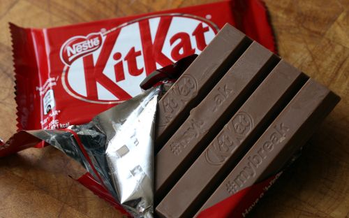 FILE - Una tavoletta di cioccolato KitKat a Rugby, in Inghilterra, il 25 luglio 2018. (AP Photo/Martin Cleaver, File)