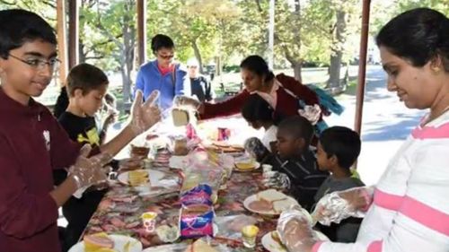 Two siblings in the US had a sandwich making birthday party to help out the homeless people in their community. (ABC News 10)