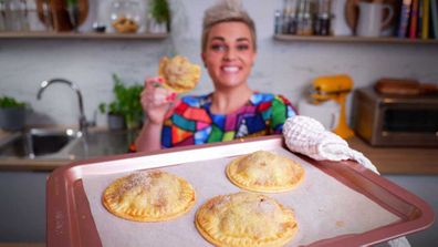 Jane de Graaff cooks mini apple hand-pies