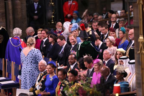 پرنسس آن در هنگام تاجگذاری پادشاه چارلز با شاهزاده هری لبخند زد.