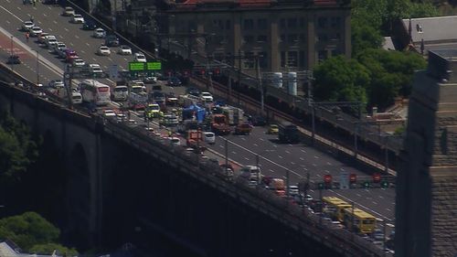 Les amis d'un chauffeur de camion décédé dans un accident d'horreur sur le Harbour Bridge de Sydney appellent à une meilleure sécurité routière sur ce monument emblématique. Jamal Choukri, 44 ans, est décédé dans l'accident frontal de jeudi dernier lorsqu'une voiture venant en sens inverse a soudainement viré dans sa voie. Son meilleur ami Soufiane Aguelmous a déclaré à 9News que Choukri était un membre travailleur et très apprécié de la communauté.