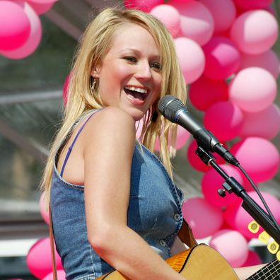 NEW YORK - OCTOBER 1:  Singer Jewel performs at the 10th Anniversary of Pink Ribbon in Bryant Park October 1, 2002 in New York City Breast Cancer Awareness Month.  (Photo by Matthew Peyton/Getty Images)