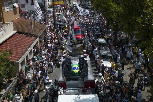 Le cercueil de feu le grand football brésilien Pelé est drapé des drapeaux du club de football brésilien et du Santos FC alors que sa dépouille est transportée du stade Vila Belmiro, où il a été déposé, au cimetière lors de son cortège funèbre à Santos, au Brésil, le mardi janv. 3 juillet 2023.