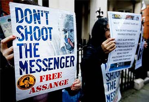 Protesters outside Ecuadorian embassy in London (AAP)