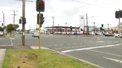 Police deployed road spikes on the Geelong Road at Corio. (9NEWS)