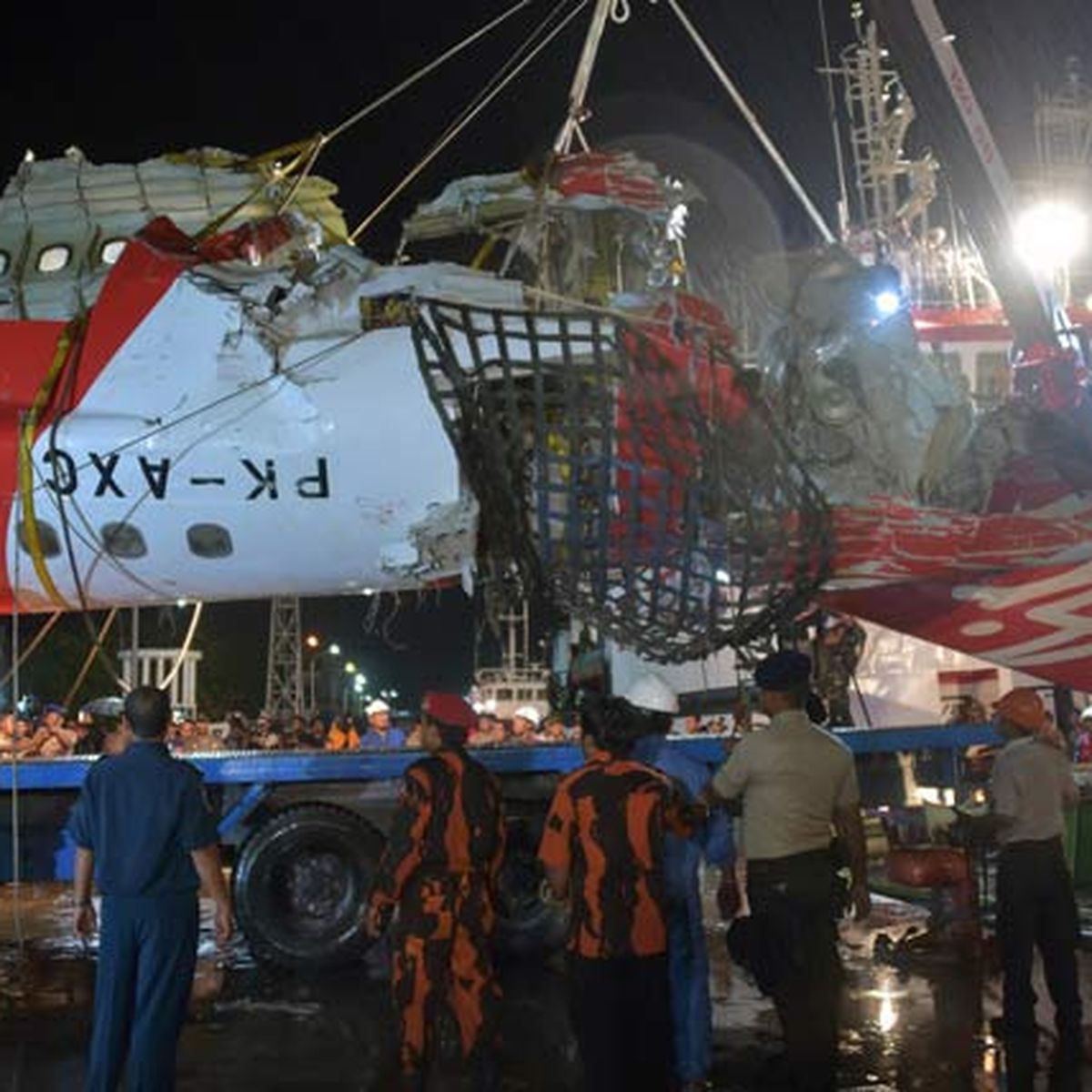 Divers Retrieve Airasia Voice Recorder 9news