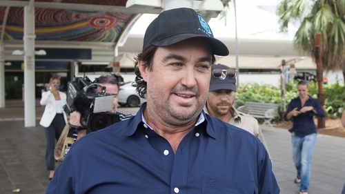 La star de l'Outback Wrangler, Matt Wright, arrive mardi à l'aéroport de Darwin.