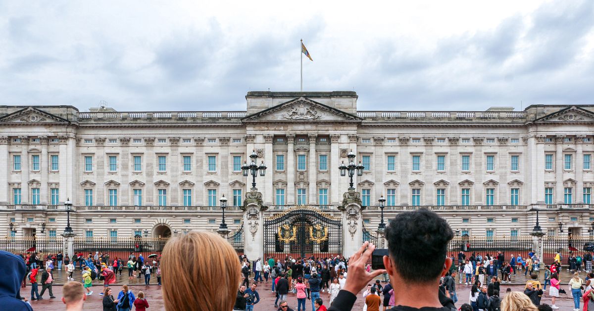 Tourists find Buckingham Palace so 'ugly' and 'boring' that they threaten to complain to King Charles