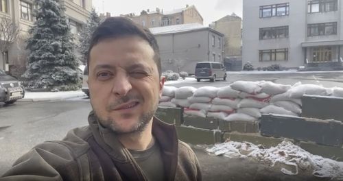 En ce 8 mars 2022, image tirée d'une vidéo fournie par le Bureau de presse présidentiel ukrainien et publiée sur Instagram, le président ukrainien Volodymyr Zelensky prend la parole à Kiev, en Ukraine.