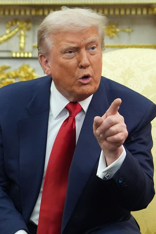 Donald Trump repreende um repórter depois de responder a uma pergunta que não gostou.