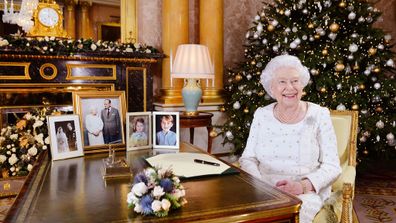 Who will the Queen be sending cards to this Christmas?