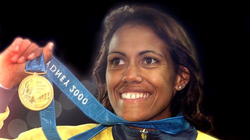 SYDNEY, AUSTRÁLIA - 25 DE SETEMBRO: (FOTO DE ARQUIVO) Cathy Freeman, da Austrália, comemora com sua medalha de ouro após vencer a final dos 400 metros femininos nos Jogos Olímpicos de Sydney 2000, em Sydney, Austrália. Freeman anunciou em 15 de julho de 2003 sua intenção de se aposentar do atletismo. Ele estava programado para competir no Campeonato Mundial de Atletismo do próximo mês, mas decidiu encerrar a carreira. (Foto de Hamish Blair/Getty Images)
