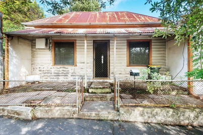 Fixer-upper in Sydney's Balmain sells for $1.9 million at auction, more than $300,000 over reserve