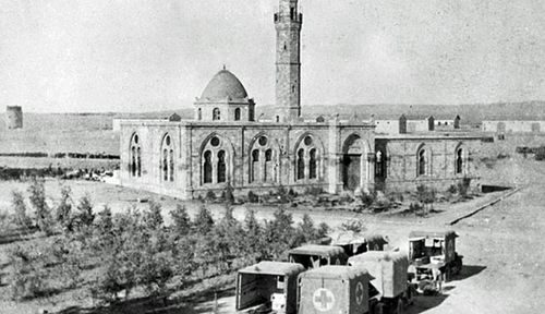Allied ambulances enter Beersheba shortly after it was captured from Turkish forces on October 21, 1917. (Photo: Australian War Memorial).