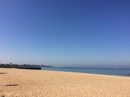 Melbourne started to heat up from early morning, showing off blue skies. (9NEWS/Livinia Nixon)