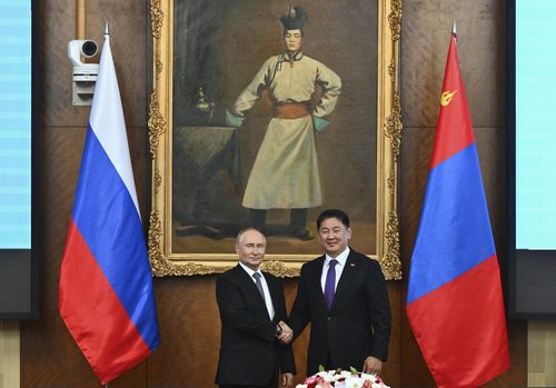 Russian President Vladimir Putin, left; Mongolian President Ukhnaagiin Khurelsukh, right.