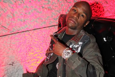 Moula to burrrrn, baby.  In June this year, boxer Floyd Mayweather exposed his inner pyromanic, setting fire to a US$100 bill at an Atlanta nightclub.