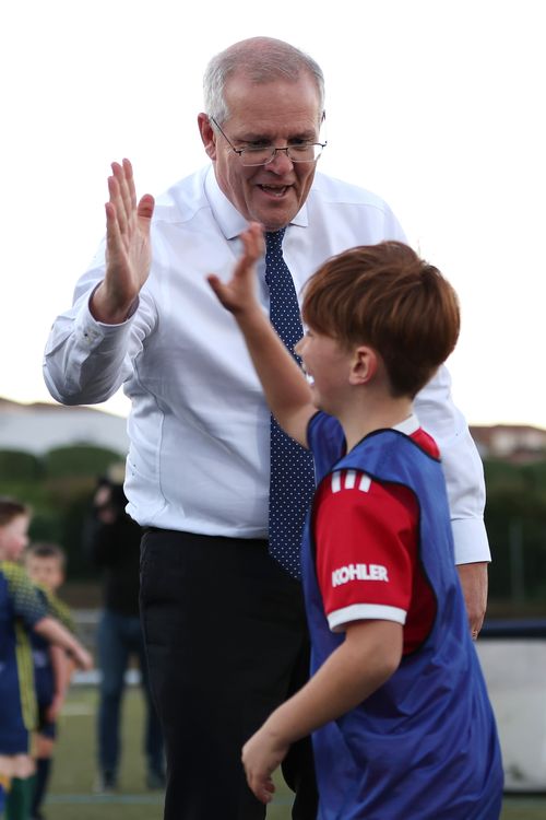 Le Premier ministre Scott Morrison renverse accidentellement un enfant lors d'une visite au Devonport Strikers Soccer Club, qui se trouve dans l'électorat de Braddon à Devonport, en Australie. 