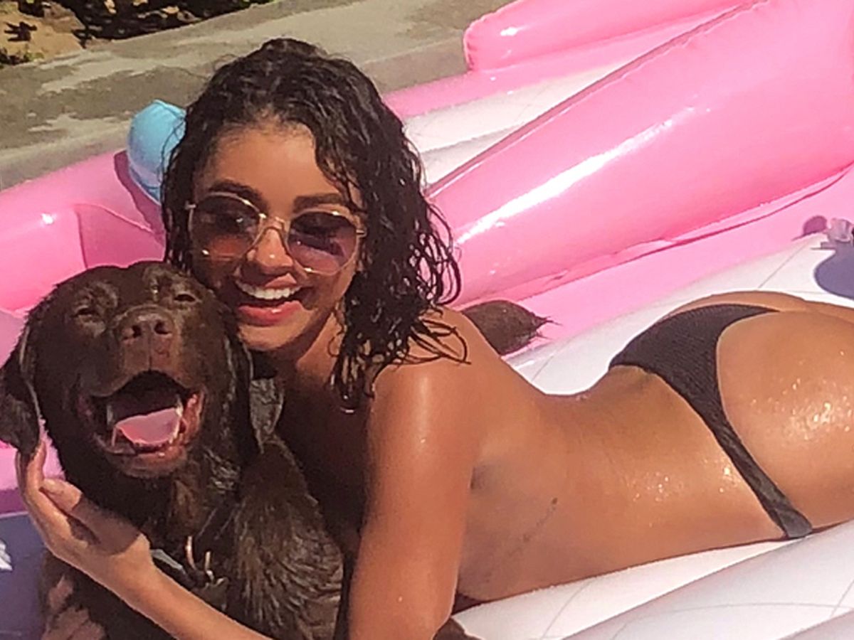 Sarah Hyland Pussy Porn - Modern Family star Sarah Hyland says she likes to work out naked and in  front of a mirror - 9Celebrity