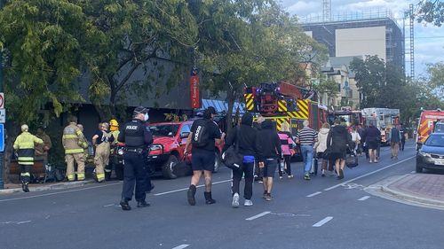 Les clients ont depuis été reconduits à l'hôtel, le personnel travaillant maintenant avec la police pour aider à trouver un autre logement si nécessaire.