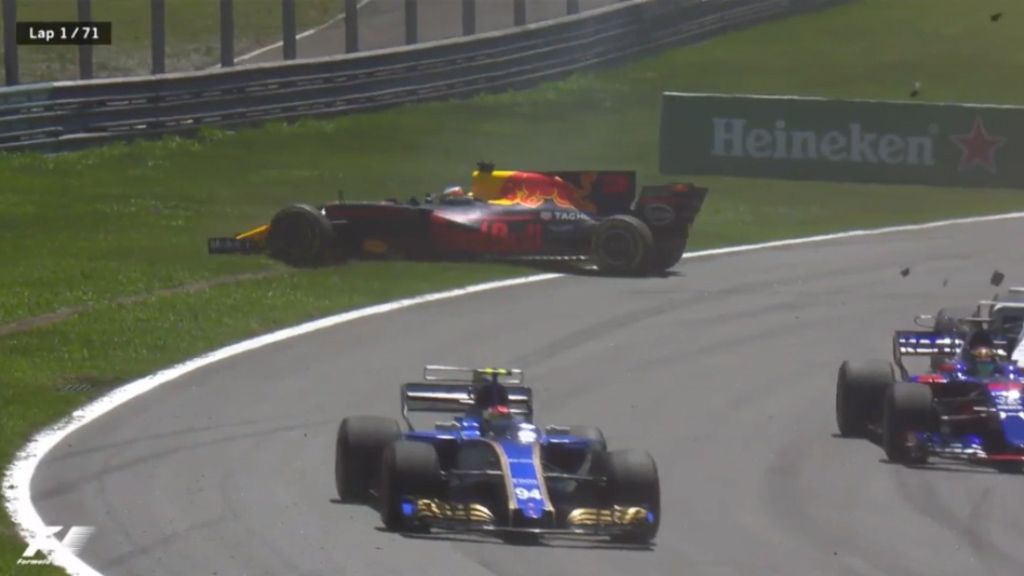 Ricciardo spins out at start of Brazilian Grand Prix