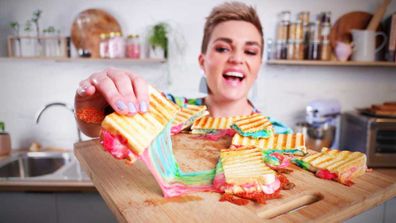 Jane de Graaff joue avec le truc du toastie au fromage arc-en-ciel