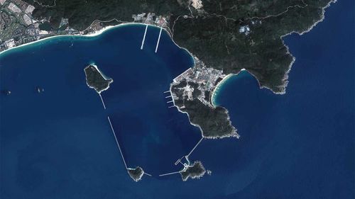 Imagerie satellite de la base navale de Yulin de la marine de l'Armée populaire de libération le long de la côte sud de l'île de Hainan.