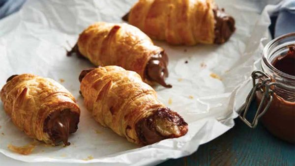 Three-ingredients lava croissants with a Nutella and banana