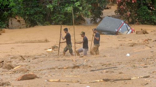 Sri Lankan soldiers dig for survivors. (AFP)