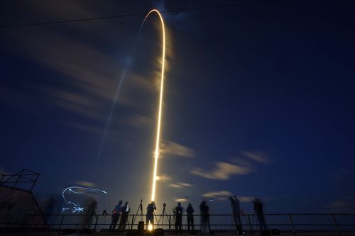 Rakieta SpaceX Falcon 9, z czterema prywatnymi obywatelami na pokładzie, unosi się w tym czasie z wyrzutni 39-A w Kennedy Space Center, środa, 15 września 2021 r., w Cape Canaveral na Florydzie (AP Photo / John Raoux )