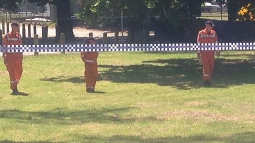 The SES are conducting a line search at the murder scene in Dandenong. (Laura Turner, 9NEWS)