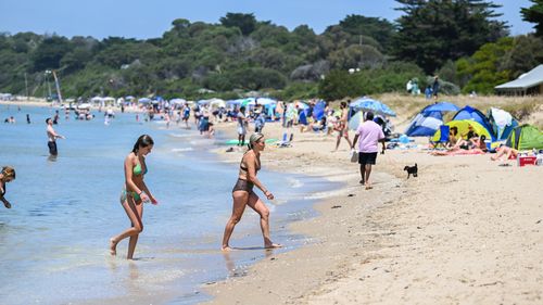 Busy Sorrento beach in Victoria. 26th December 2022, The Age news Picture by JOE ARMAO
