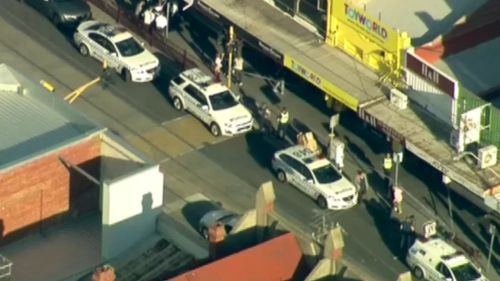 Five men are on the run after a jewellery store robbery in Elsternwick. (9NEWS)