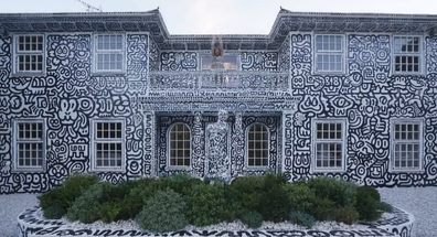 Artist 'doodles' entire mansion in Kent, England with cartoons.