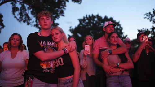 Uma foto de Charlie Kirk, CEO e co-fundador da Turning Point USA, que foi baleada e morta, fica em sua vigília, quinta-feira, 11 de setembro de 2025, em Orem, Utah.  