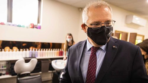 Scott Morrison a visité un salon de coiffure à Mount Eliza sur la péninsule de Mornington.