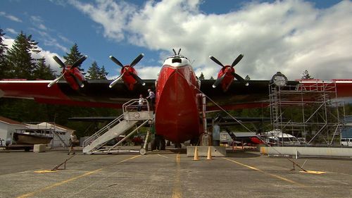 The aircraft is capable of carrying thousands of litres of fire retardant. (9NEWS)