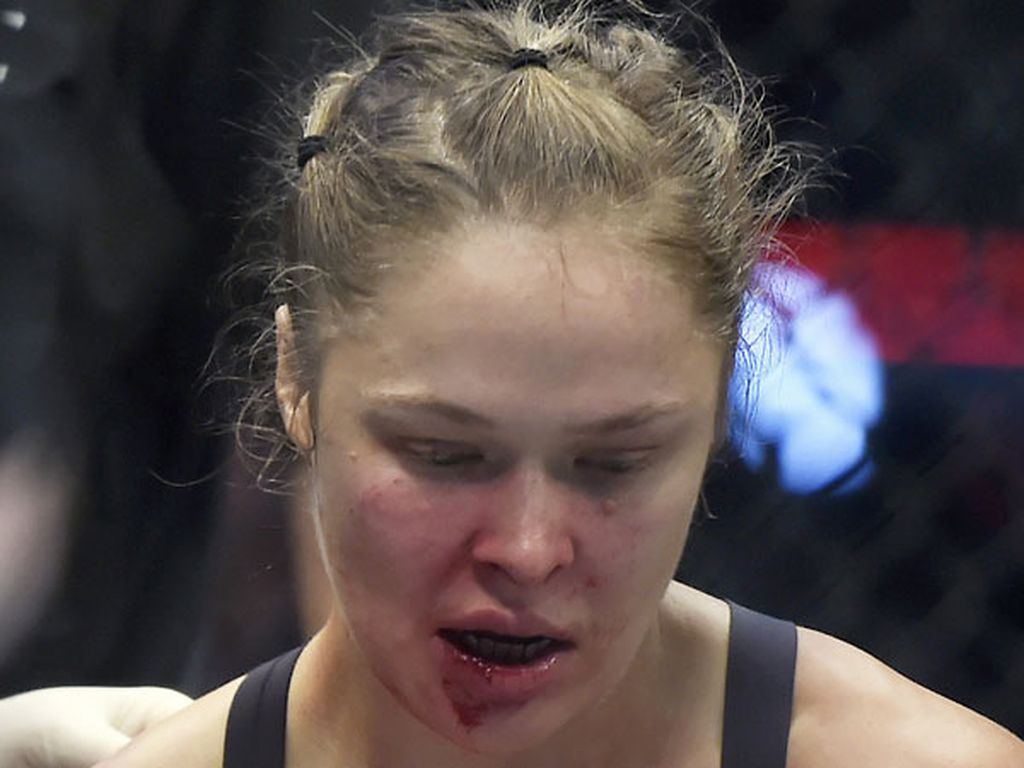 Ronda Rousey is knocked out by Holly Holm in UFC title fight - Los