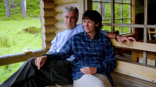 Esta foto sem data divulgada pelo Departamento de Justiça dos EUA mostra Jeffrey Epstein e Ghislaine Maxwell. (Departamento de Justiça dos EUA via AP)