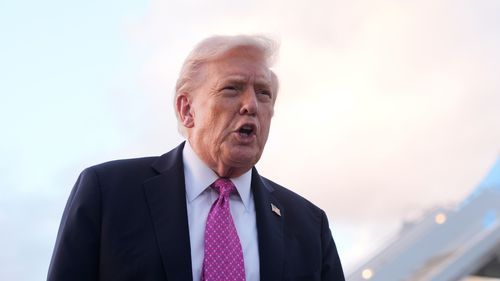 Başkan Donald Trump, 17 Ekim 2025'te Palm Beach Uluslararası Havalimanı'na varışında gazetecilere konuşuyor.