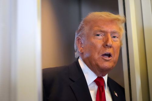 Başkan Donald Trump, Air Force One'da gazetecilere konuşuyor.