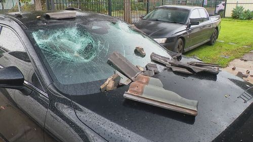As telhas foram derrubadas e os carros foram danificados, pois os ventos excederam 130 km/h nos subúrbios do norte de Adelaide.
