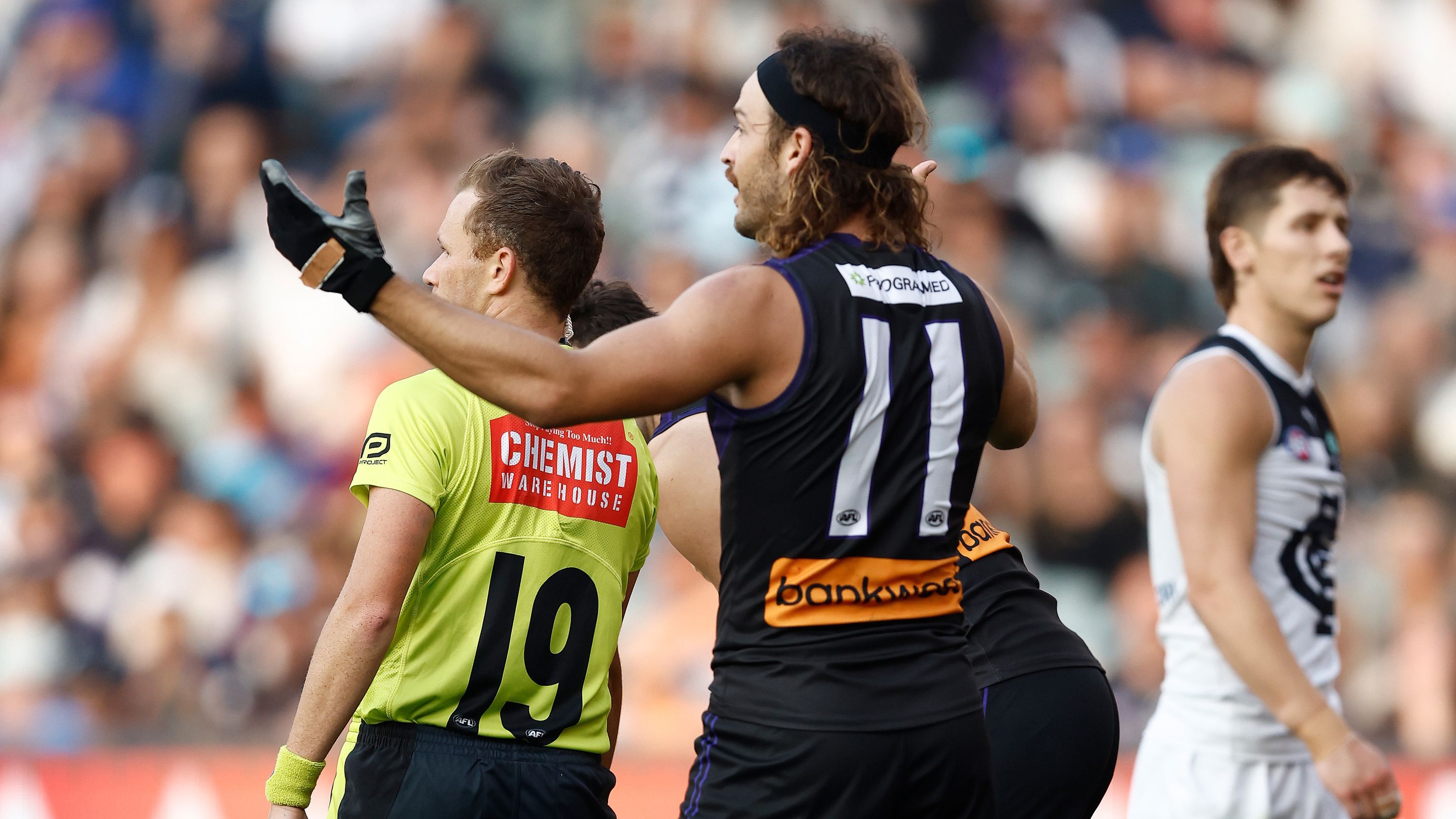 Choque de Carlton vs Fremantle: Disidencia del árbitro con Jordan Clark, Justin Longmuir, Matthew Cottrell y James Aish